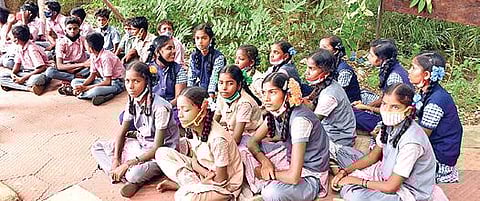 புளியம்பட்டிக்கு அரசு பேருந்து இயக்கக்கோரி ஆட்சியரிடம் மீண்டும் மனு அளிக்க வந்த மாணவ, மாணவிகள்.