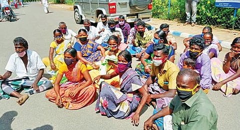 திண்டுக்கல் மாவட்ட ஆட்சியர் அலுவலகம் முன் தர்ணாவில் ஈடுபட்ட ராஜேந்திரன் உள்ளிட்டோர்.