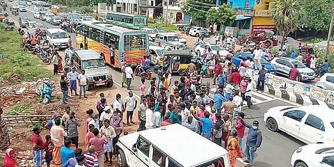 தூண்டில் வளைவு அமைக்கக்கோரி கோட்டக்குப்பம் அருகே சாலை மறியலில் ஈடுபட்ட பிள்ளைச்சாவடி மீனவ மக்கள்.