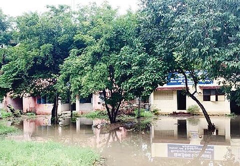 கிருஷ்ணகிரியில்  மின்பகிர்மான மேற்பார்வை பொறியாளர் அலுவலகத்தில் மழைநீர் சூழ்ந்து சேறும், சகதியுமாக உள்ளதால் மக்கள் சிரமம் அடைந்துள்ளனர்.