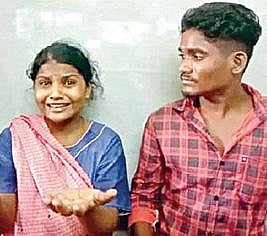 தஞ்சாவூர் அரசு மருத்துவமனையிலிருந்து சந்தேகத்துக்குரிய பெண், கையில் பையுடன் வெளியே செல்லும்போது கண்காணிப்பு கேமராவில் பதிவாகியிருந்த காட்சி. (அடுத்த படம்) குழந்தையின் தாய் ராஜலட்சுமி, தந்தை குணசேகரன்.