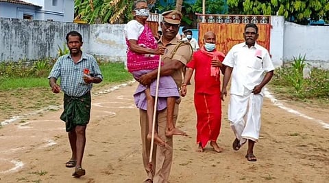 வள்ளியூர் யூனியன் சங்கனாபுரம் வாக்குச்சாவடியில் இன்று காலை தனது ஜனநாயக கடமையை நிறைவேற்ற வந்த மூதாட்டியை மதுவிலக்கு சப்-இன்ஸ்பெக்டர் சையத் நிஸார் தோளில் தூக்கிச் சென்று வாக்களிக்க உதவி செய்தார் | படம்: மு.லெட்சுமி அருண்.