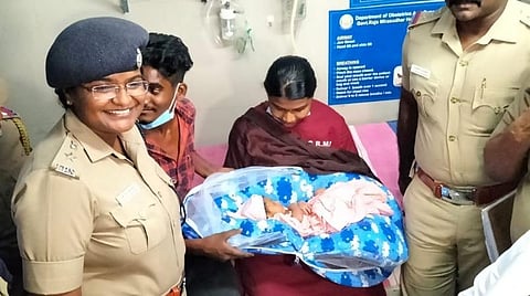 கடத்தப்பட்ட பச்சிளம் குழந்தை 30 மணி நேரத்தில் மீட்பு: பெற்றோரிடம் ஒப்படைத்த போலீஸார்