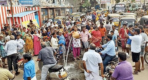 வேலூர் காகிதப்பட்டரை நைனியப்பன் தெருவில் குடிநீரில் கழிவுநீர் கலந்து வருவதாக கூறி முருகன் கோயில் எதிரே மறியலில் ஈடுபட்ட பொதுமக்கள். படம்: வி.எம்.மணிநாதன்.