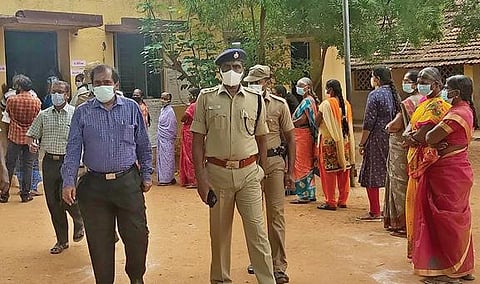 திருநெல்வேலி மாவட்டத்தில் 2-ம் கட்ட உள்ளாட்சி தேர்தல் வாக்குப்பதிவு நடைபெற்ற ஆவரைக்குளம் டிடிடிஏ பள்ளி வாக்குச் சாவடியில் தேர்தல் பார்வையாளர் ஜெயகாந்தன் மற்றும் மாவட்ட எஸ்பி மணிவண்ணன் ஆகியோர் ஆய்வு செய்தனர்.