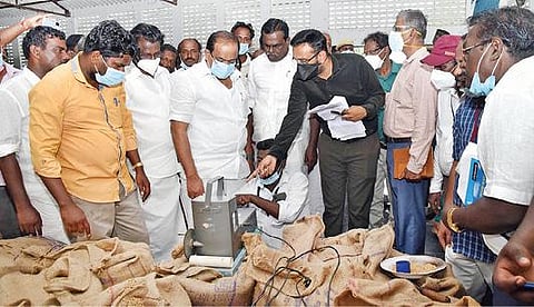 நாகை மாவட்டம் திருக்குவளையை அடுத்த நீர்மூளையில் உள்ள நேரடி நெல் கொள்முதல் நிலையத்தில் நேற்று நெல்லின் ஈரப்பதத்தை பாிசோதனை செய்து பார்க்கிறார் மாநில உணவு மற்றும் உணவுப்பொருள் வழங்கல் துறை அமைச்சர் அர.சக்கரபாணி. உடன், ஆட்சியர் அருண் தம்புராஜ் உள்ளிட்டோர்.