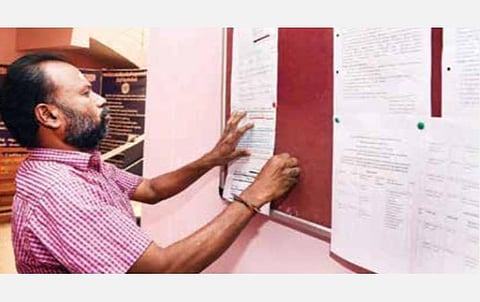 திருச்சி மாவட்ட சட்டப்பணிகள் ஆணைக்குழு அலுவலக அறிவிப்புப் பலகையில் 8 ஆண்டுகளாக திருக்குறள் எழுதி வரும் பேராசிரியர்