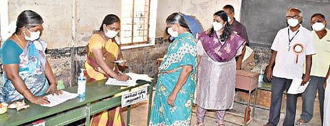 ராசிபுரம் அருகே வெண்ணந்தூர் ஊராட்சி ஒன்றியத்துக்கு உட்பட்ட நம்பர் 3 கொமாரபாளையம் ஊராட்சி ஒன்றிய தொடக்கப்பள்ளியில் நடைபெற்ற வாக்குப்பதிவை மாவட்ட ஆட்சியர் ஸ்ரேயா சிங் ஆய்வு செய்தார்.