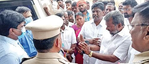 காளையார்கோவில் அருகே வேம்பனியில் தேர்தல் அதிகாரிகளிடம் வாக்குவாதத்தில் ஈடுபட்ட செந்தில்நாதன் எம்எல்ஏ, பாஜக மாவட்டத் தலைவர் மேப்பல் சக்தி உள்ளிட்டோர்.