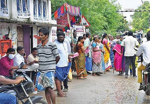 கண்டமங்கலத்தில் தர்ணா போராட்டத்தில் ஈடுபட்ட அங்கன்வாடி பணியாளர்கள்.