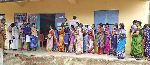 குமராட்சி ஊராட்சி ஒன்றியம் பெரம்பாட்டு ஒன்றிய பள்ளி வாக்குச்சாவடி மையத்தில் வாக்களிக்க வரிசையில் நிற்கும் வாக்காளர்கள்.