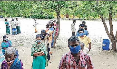 திருப்பூர் மாவட்டத்தில் -  உள்ளாட்சி பதவிகளுக்கு 140 மையங்களில் இடைத்தேர்தல் :  ஆர்வத்துடன் வாக்களித்த பொதுமக்கள்