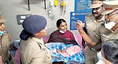 மீட்கப்பட்ட குழந்தையை தாயிடம் ஒப்படைக்கிறார் எஸ்பி ரவளிப்பிரியா.