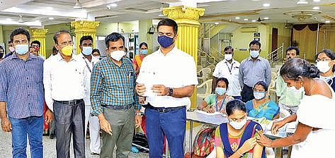 வேலூர் ஓட்டேரி பகுதியில்  நடைபெற்ற கரோனா தடுப்பூசி முகாமை மாவட்ட ஆட்சியர் குமாரவேல் பாண்டியன் நேற்று ஆய்வு செய்தார். அடுத்த படம்: திருவண்ணாமலை அடுத்த சீலப்பந்தல் ஊராட்சியில் நடைபெற்ற கரோனா தடுப்பூசி சிறப்பு முகாமை ஆய்வு செய்த ஆட்சியர் பா.முருகேஷ். அருகில், கூடுதல் ஆட்சியர் மு.பிரதாப் உள்ளிட்டோர்.