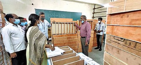 அரக்கோணம் ஒன்றியத்தில் பதிவான வாக்குகள்  கிருஷ்ணா பொறியியல் கல்லூரியில் எண்ணப்படுகின்றன. இங்கு வாக்குசீட்டுகள் பிரித்து வைப்பதற்காக தயார் நிலையில் உள்ள பெட்டிகளை நேற்று ஆய்வு செய்த ஆட்சியர் பாஸ்கர பாண்டியன்.