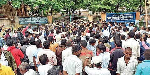 ஆலங்காயம் வாக்கு எண்ணும் மையத்தை முற்றுகையிட்ட அதிமுகவினர்.