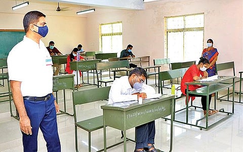 வேலூர் தந்தை பெரியார் பொறியியல் கல்லூரியில் இந்திய குடிமை பணிகளுக்கான முதல் நிலை தேர்வு மையத்தை நேற்று ஆய்வு செய்த ஆட்சியர் குமாரவேல் பாண்டியன்.