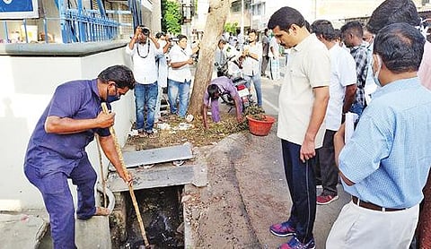 கரூர் நகராட்சி செங்குந்தபுரம் 80 அடி சாலை பகுதியில் நேற்று வடிகால் தூர்வாரப்படுவதை பார்வையிடும் மின்சாரம், மதுவிலக்கு மற்றும் ஆயத்தீர்வைத்துறை அமைச்சர் வி.செந்தில்பாலாஜி, நகராட்சி ஆணையர் ராமமூர்த்தி.