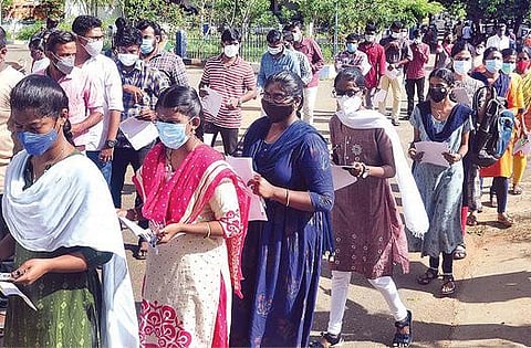 திருச்சி வெஸ்ட்ரி பள்ளியில் நேற்று சிவில் சர்வீஸ் தேர்வு (யுபிஎஸ்சி) எழுத வரிசையில் நின்றவர்கள்.படம்: ஜி.ஞானவேல்முருகன்