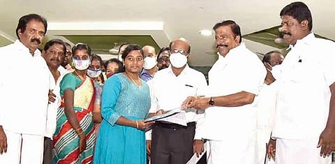 பணியின்போது உயிரிழந்த அங்கன்வாடி ஊழியரின் வாரிசுதாரருக்கு பணி நியமன ஆணையை வழங்குகிறார் அமைச்சர் கே.என்.நேரு. உடன் மாவட்ட ஆட்சியர் சு.சிவராசு உள்ளிட்டோர்.