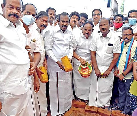 கோபியில் தினசரி அங்காடி கட்டும் பணியை வீட்டுவசதித்துறை அமைச்சர் சு.முத்துசாமி தொடங்கி வைத்தார்.