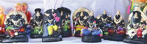 மதுரையில் இருந்து வெளிநாடு செல்லும் கொலு பொம்மைகள்: விற்பனை அதிகரிப்பால் மண்பாண்ட கலைஞர்கள் மகிழ்ச்சி