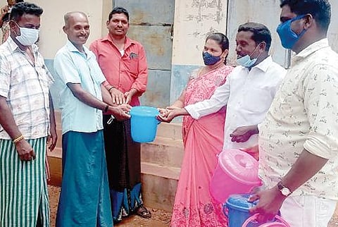 காளையார்கோவில் அருகே அதப்படக்கி ஊராட்சியில் தடுப்பூசி செலுத்தி கொண்டவருக்கு வாளியை பரிசளித்த ஊராட்சித் தலைவர் மகேஸ்வரி.