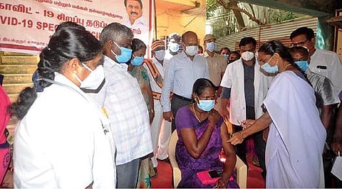 நெய்வேலி அருகே உள்ள கெங்கைகொண்டான் பேரூராட்சி அலுவலகத்தில் நடந்த தடுப்பூசி முகாமை மாவட்ட ஆட்சியர் கி.பாலசுப்ரமணியம் பார்வையிட்டு ஆய்வு செய்தார்.