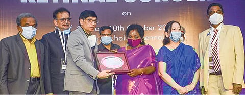 சென்னை கிண்டியில் உள்ள நட்சத்திர ஓட்டலில் நடைபெற்ற டாக்டர் அகர்வால் கண் மருத்துவமனை சார்பில் 11-வது விழித்திரை அறுவை சிகிச்சை தேசியக் கருத்தரங்கை தெலங்கானா ஆளுநர் தமிழிசை சவுந்தரராஜன் தொடங்கி வைத்தார். டாக்டர் அகர்வால் மருத்துவமனையின் தலைவர் டாக்டர் அமர் அகர்வால், இயக்குநர் டாக்டர் அதியா அகர்வால், ராஜன் கண் மருத்துவமனையின் தலைவர் மருத்துவர் மோகன் ராஜன், மும்பையில் உள்ள ஆதித்ய ஜோத் மருத்துவமனையின் தலைவர் மருத்துவர் எஸ்.நடராஜன் ஆகியோர் உடன் உள்ளனர். படம்: பு.க.பிரவீன்