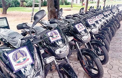 விரைந்து செயல்படும் வகையில் அனைத்து மாவட்டங்களிலும் உள்ள சைபர் க்ரைம் போலீஸாருக்கு வழங்க டிஜிபி அலுவலக வளாகத்தில் தயாராக வைக்கப்பட்டுள்ள இருசக்கர வாகனங்கள்.