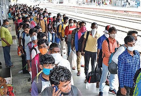 திருப்பூர் வந்த வட மாநில தொழிலாளர்களுக்கு : ரயில் நிலையத்தில் கரோனா பரிசோதனை :