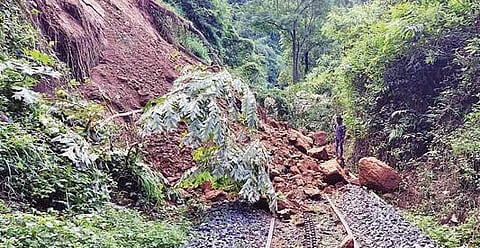 மண் சரிவால் நீலகிரி மலை ரயில் சேவை ரத்து :