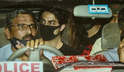 நடிகர் ஷாருக் கான் மகன் ஆர்யன் கான் பங்கேற்ற கேளிக்கை விருந்தில் சானிட்டரி நாப்கினில் போதை பொருள் மறைப்பு