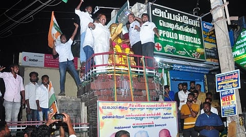 காமராஜர் சிலைக்கு சீமான் அணிவித்த மாலையை அகற்றிவிட்டுக் கழுவி பாலாபிஷேகம் செய்த காங்கிரஸார்: குமரியில் பரபரப்பு