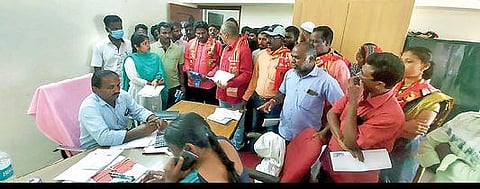 ஆலங்காயம் பிடிஓ அலுவலகத்தை முற்றுகையிட்ட நாம் தமிழர் கட்சியினர்.