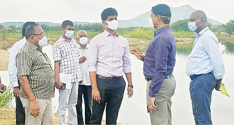 தேவனந்தல் ஏரியை நேற்று ஆய்வு செய்த திருவண்ணாமலை மாவட்ட ஆட்சியர் பா.முருகேஷ். அருகில், கூடுதல் ஆட்்சியர் மு.பிரதாப் உள்ளிட்டோர்.