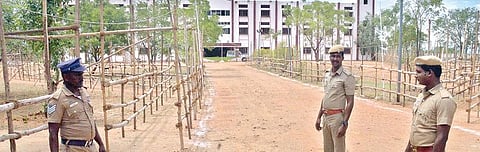 பாளையங்கோட்டை ஊராட்சி ஒன்றியம் தேர்தல் வாக்கு எண்ணும் மையமான ரோஸ்மேரி கல்லூரியில் போலீஸார் பாதுகாப்பு பணியில் ஈடுபட்டிருந்தனர். 			                              படம்: மு. லெட்சுமி அருண்