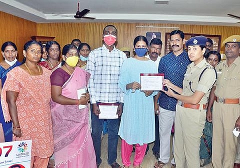 புதுக்கோட்டையில் நேற்று நடைபெற்ற நிகழ்ச்சியில், அண்மையில் உயிரிழந்த காவலர் கண்ணனின் குடும்பத்துக்கு ‘சங்கமம்-97’ எனும் குழு சார்பில் நிவாரண உதவி வழங்கிய எஸ்.பி  நிஷா பார்த்திபன்.