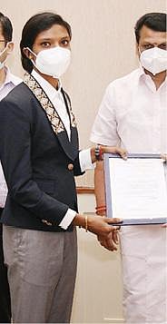 டோக்கியோ ஒலிம்பிக் போட்டியில் பங்கேற்ற திருச்சி வீராங்கனைகள் சுபா வெங்கடேசன், தனலட்சுமி ஆகியோருக்கு மின்வாரியத்தில் விளையாட்டு அலுவலர் பணிக்கான ஆணையை வழங்குகிறார் முதல்வர் மு.க.ஸ்டாலின். உடன் மின்துறை அமைச்சர் வி.செந்தில் பாலாஜி, தமிழ்நாடு மின்னுற்பத்தி மற்றும் பகிர்மானக் கழக தலைவர் ராஜேஷ் லக்கானி, எரிசக்தித் துறை முதன்மைச் செயலாளர் தர்மேந்திர பிரதாப் யாதவ்.