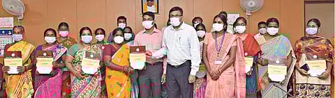 கரோனாவால் பெற்றோரில் ஒருவரை இழந்த குழந்தைகளுக்கு அரசின் உதவித்தொகைரூ.3 லட்சத்தை ஆட்சியர் கார்மேகம் வழங்கினார்.                    படம்: எஸ்.குரு பிரசாத்