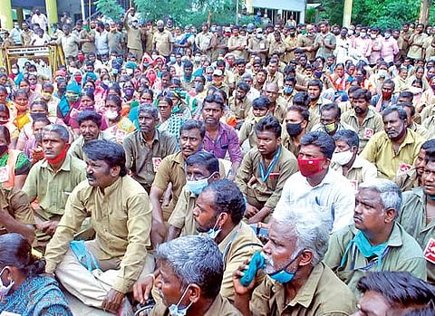 பணி நிரந்தரம் உள்ளிட்ட கோரிக்கைகளை வலியுறுத்தி, ஈரோடு ஆட்சியர் அலுவலகத்தில் தர்ணாவில் ஈடுபட்ட மாநகராட்சி தூய்மைப் பணியாளர்கள்.