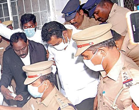 பண்ருட்டி சார்பு நீதிமன்றத்தில் இருந்து வெளியே அழைத்து வரப்படும் கடலூர் மக்களவை உறுப்பினர் டி.ஆர்.வி.எஸ்.ரமேஷ்