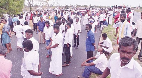 பாளையங்கோட்டை ஊராட்சி ஒன்றிய வாக்குகள் எண்ணப்பட்ட ரோஸ்மேரி கலைக்கல்லூரி மையத்தில் வாக்குகளை பிரிக்கும் அலுவலர்கள்.