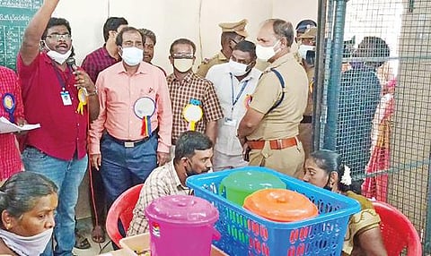 மானூர் ஒன்றியம் வாக்கு எண்ணிக்கை மையமான பழைய பேட்டை ராணி அண்ணா அரசு மகளிர் கல்லூரியில் மாவட்ட தேர்தல் பார்வையாளர் ஜெயகாந்தன் ஆய்வு மேற்கொண்டார். படம்: மு. லெட்சுமி அருண்