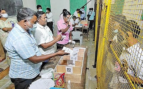 விருதுநகர் செந்திக்குமார நாடார் கல்லூரியில் நடைபெற்ற ஊரக உள்ளாட்சித் தேர்தல் வாக்கு எண்ணிக்கை.