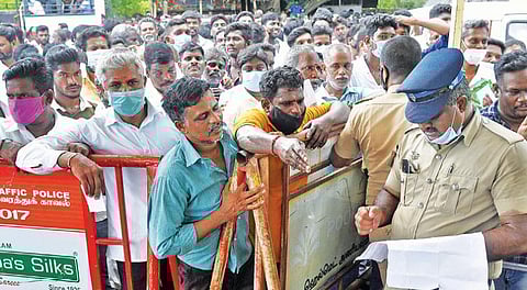 விழுப்புரம் மாவட்டம் வானூர் ஒன்றியத்திற்கான வாக்கு எண்ணும் மையத்தில், இடநெருக்கடியைத் தவிர்க்கும் வகையில் ஒவ்வொரு சுற்றுக்கும் வேட்பாளர்கள் மற்றும் பார்வையாளர்களின் பெயர்களை பார்த்து உள்ளே அனுப்புகின்றனர் காவல் துறையினர். படம்: எம்.சாம்ராஜ்