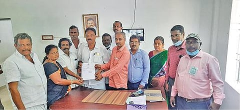 குமராட்சி ஊராட்சி ஒன்றியம் 19-வது வார்டில் வெற்றி பெற்ற திமுக வேட்பாளர் சங்கருக்கு தேர்தல் நடத்தும் அலுவலர் மற்றும் விருத்தாசலம் உதவி இயக்குநர் (தணிக்கை) ரவிச்சந்திரன் வெற்றி பெற்றதற்கான சான்றிதழை வாங்கினார்.