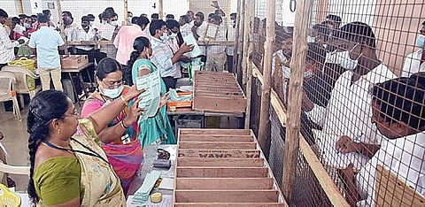 திருவள்ளூர் மாவட்டம் சோழவரம் ஊராட்சி ஒன்றிய அலுவலகத்தில் நேற்று நடைபெற்ற வாக்கு எண்ணிக்கை. படம்: ம.பிரபு