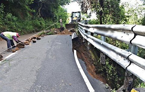 ஏற்காடு 2-வது கொண்டை ஊசி வளைவில் நிலச்சரிவு ஏற்பட்டுள்ளது. இதையடுத்து, இச்சாலையில் வாகனப் போக்குவரத்துக்கு தடை செய்யப்பட்டு, சாலை சீரமைப்புப் பணிகள் நடைபெற்று வருகிறது.                 படம்: எஸ்.குரு பிரசாத்