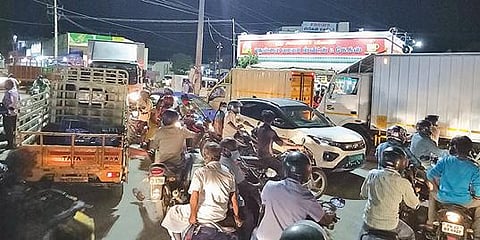 திருப்பூர் நொச்சிப்பாளையம் பிரிவு சாலையில் இரு புறங்களிலும் வாகனங்கள் நிறுத்தப்படுவதால்   -  போக்குவரத்து நெரிசலில் சிக்கித்தவிக்கும் வாகனஓட்டிகள் :  போலீஸாரை பணியமர்த்த நடவடிக்கை எடுக்க வேண்டுமென பொதுமக்கள் கோரிக்கை